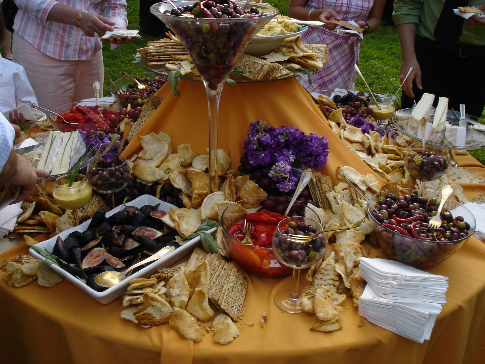 Buffet de réception composé de plats et de bouchées.
